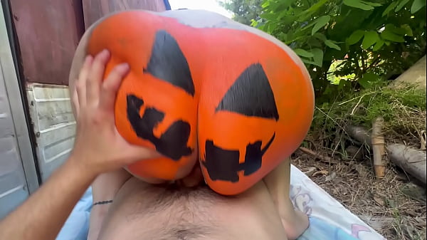 Dulce o Truco o Sexo Oral ? Esta Puta lo Hace TODO