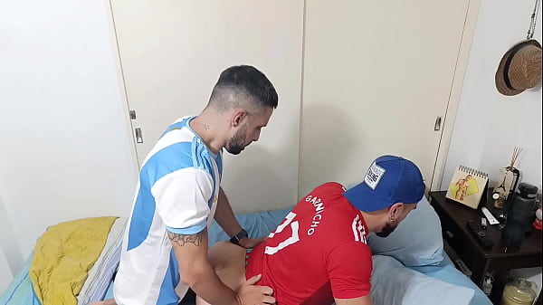 Al regresar de la cancha mi amigo hetero me permiti&oacute_ penetrar su hermoso culo gordo