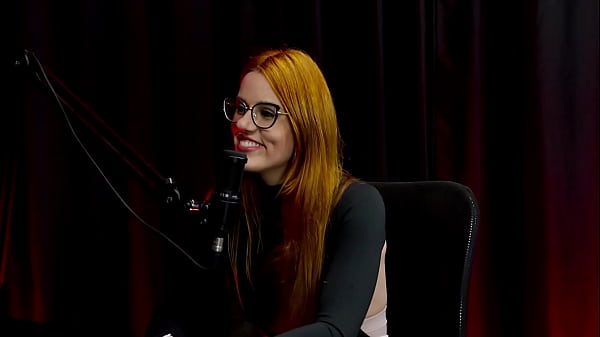 A internet est&aacute_ fodendo o meio liberal, est&atilde_o trazendo a modinha do menage feminino, e a surtada que deu... - Bella Ruiva (WATCH ON: SHEER/RED)