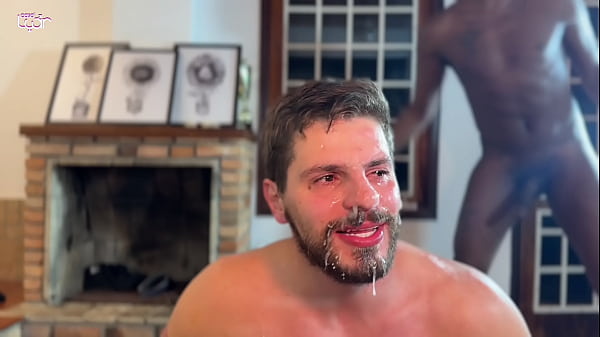 Marido perde aposta e d&aacute_ pra amigos do futebol na frente da esposa - gangbang homens fodem marido na frente da esposa - GANG CASAL LUAR - completo no RED