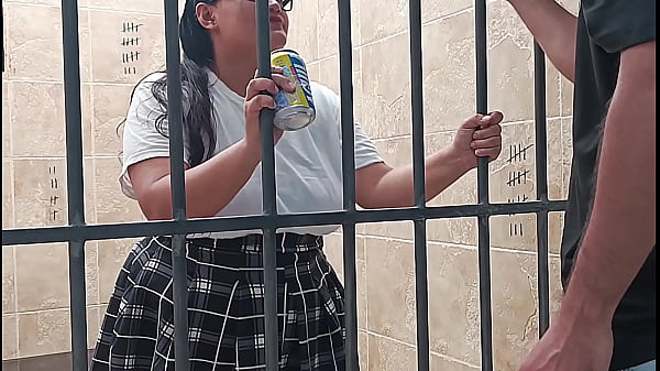 Estudiante adolecente se deja follar su estrecho co&ntilde_o en la c&aacute_rcel