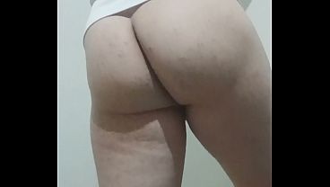 Femboy Loiro Abrindo a Bunda e Soltando Peido Na Live