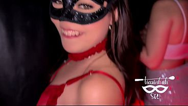 Fui com as amigas na festa cuckold da casa de swing Opiumn Club e fizemos o neg&atilde_o dotado entrar na cabine e pegar as 3