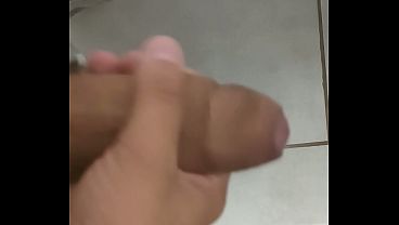 Punheta gostosa do corno no banheiro do trabalho