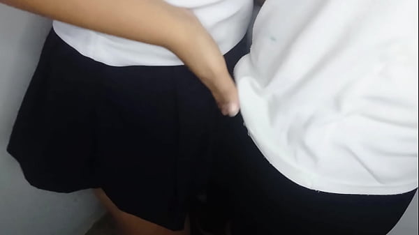 PAREJA DE ESTUDIANTES CACHONDOS FOLLA DE PIE EN UNA ESQUINA DEL AULA DE CLASE Y TERMINA EN CREAMPIE