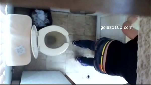 Jenny espiada en el ba&ntilde_o