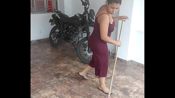 Hablando con mi mujer mientras limpia la casa le pido que me hagas una chupada de polla y termina c&oacute_mica la situaci&oacute_n