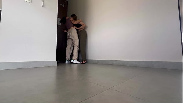 A mi compa&ntilde_era del trabajo le encanta tener orgasmos en el pasillo del hotel!!