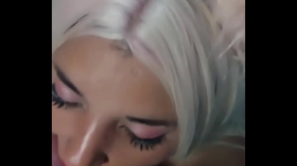 Conejita cachonda en la ba&ntilde_era recibe ba&ntilde_o de leche