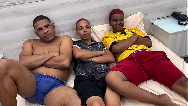 Casal de lesbicas em transi&ccedil_&atilde_o na putaria com Leo Ogro