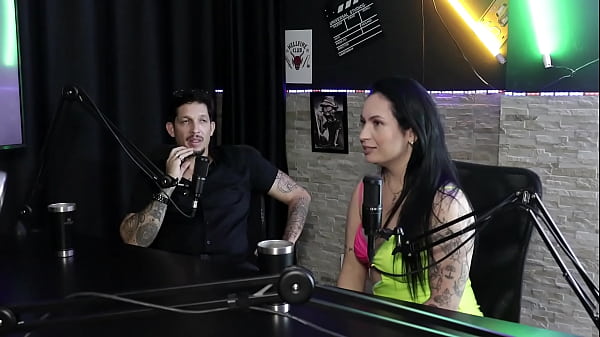 Teve crise de ansiedade por causa da sua roupa transparente na casa de swing, tentou trazer amigos para o porn&ocirc_ - Joice Muller & Rennan Delgado