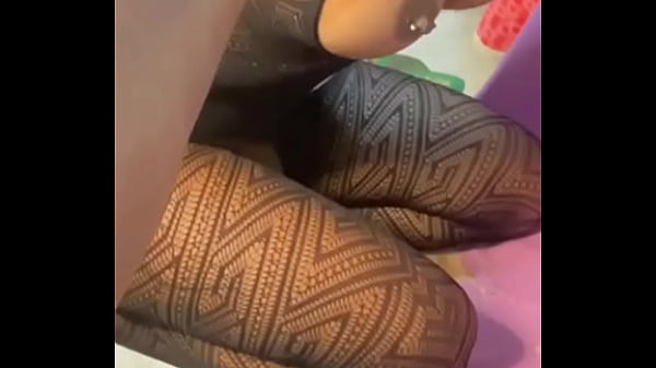 corretora de im&oacute_veis voltada para o cliente engoliu pau e abriu as pernas na frente de um comprador para vender um apartamento
