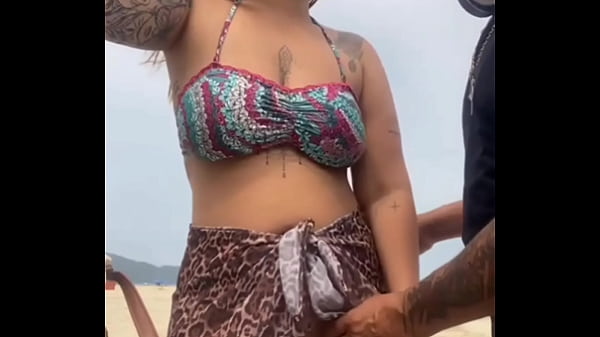 FIQUEI PELADINHA NA PRAIA NA FRENTE DO CARA, ELE FICOU DE PAU DURO, E EU DEI UMA PEGADINHA NO PAU