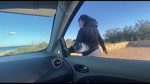 Maya sube en el coche de un extra&ntilde_o y follan el parking p&uacute_blico