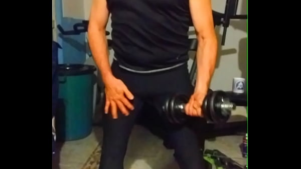 Presentaci&oacute_n striptease y de pesas en el gimnasio.