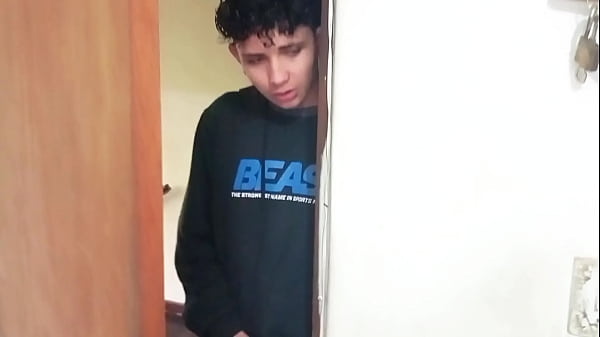 Peguei a safada transando com a namorada e fiquei me masturbando vendo elas se comerem