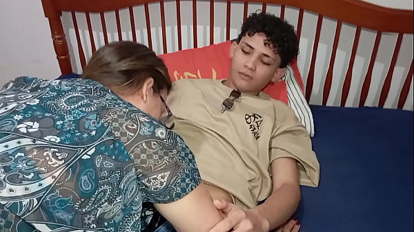 A m&atilde_e do meu padrasto me colocou pra arrumar a casa e eu comi ela