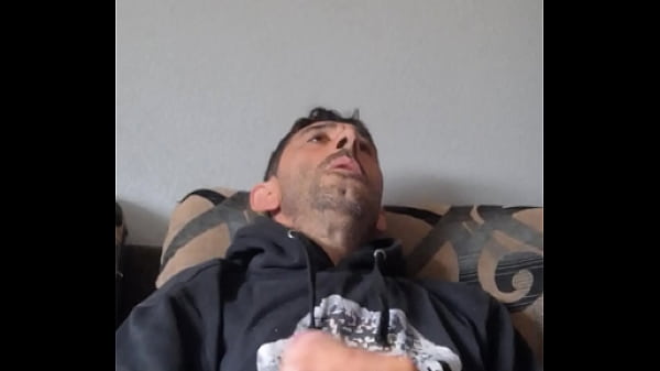 Me hago una paja en el sof&aacute_ mientras fumo yn cigarrillo y me corro