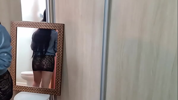 ela no banheiro