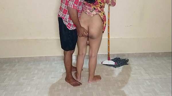 कमरे में पोछा लगा रही कामवाली आंटी को लण्ड चुसवा कर चोदा! साफ हिन्दी आवाज में
