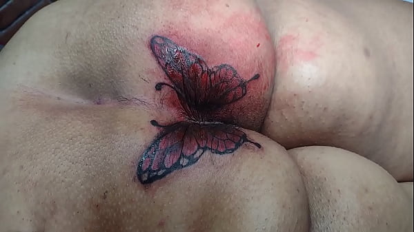 MARY BUTTERFLY refazendo a tatuagem do c&uacute_, marido ALEXANDRE  como sempre filmou tudo pra mostrar pra voc&ecirc_s verem e punhetarem....
