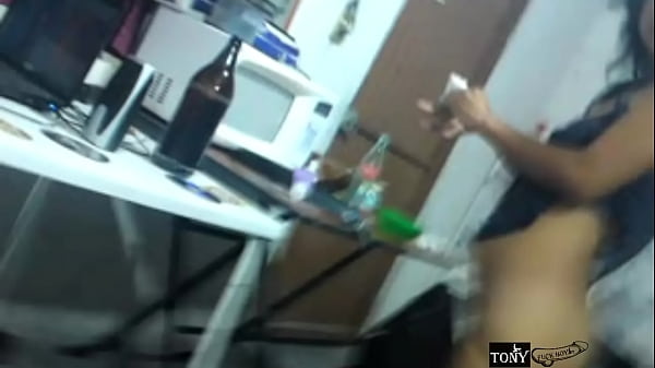 Mi comadre y yo tomamos unas cheves, y cuando menos lo esperaba comenz&oacute_ a ponerse vitacilina en el culo.. en ese momento supe. "Es viernes anal y la comadre lo sabe"