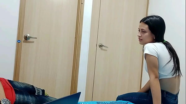 mi jovencita hermanastra teen de 18 a&Ntilde_os entra para preguntar que estoy haciendo pero yo se que lo que quiere es chuparme la verga y despues follarla porno en espanol