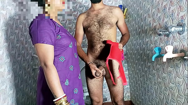 सौतेली माँ ने बाथरूम में ब्रा-पैंटी में लन्ड हिलाते पकड़ा फिर चूत चुदवा ली - पोर्न साफ हिंदी आवाज में