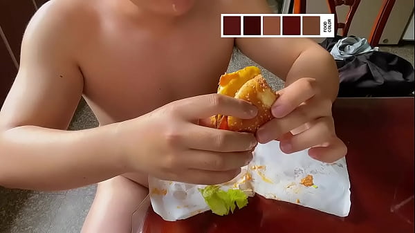 用食物汉堡包自慰射出后当成调味料吃掉