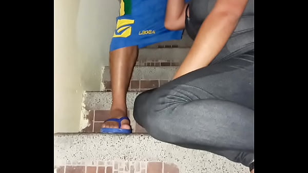 DIA DE BRUJAS CON MUCHO PLACER!! HERMANASTRO VEN QUE TENGO ALGO QUE HACERLE A TU HERMOSA POLLA! LA HERMANASTRA LE REALIZA UNA MAMADA INTENSA CON MUCHA SALIVA Y SENSACIONES INTENSAS