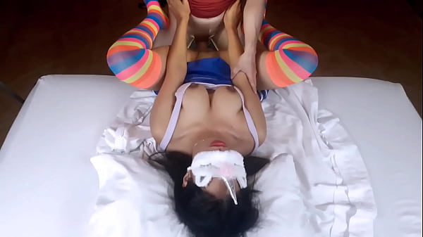 Tierna colegiala con grandes tetas naturales y estrecho co&ntilde_o es cogida duro despu&eacute_s de clases
