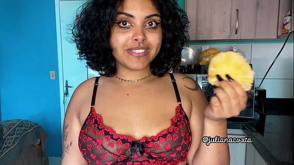 Gordinha rabuda fodendo de quatro Juliana coxta levando tapa e sentando no motel vlog sacana cortando abacaxi