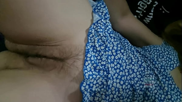 Mi cu&ntilde_ada pueblerina viene me provoca sentandose en mis piernas obviamente la iba a dedear, terminar penetrando y llenado de mi semen