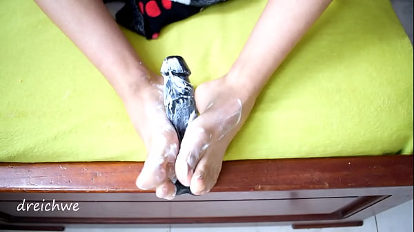 Lubricando mis pies con crema   masaje er&oacute_tico