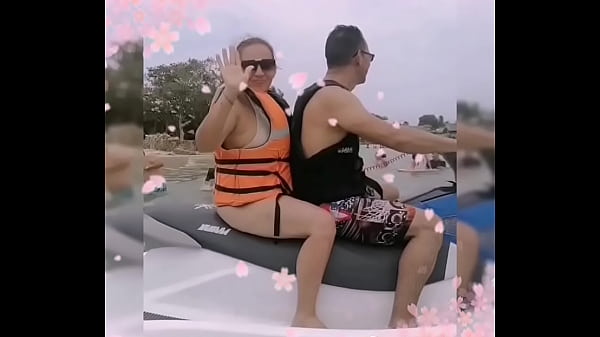 Mientras me ense&ntilde_a a manejar la moto acu&aacute_tica, me pone su erecto pene en mi trasero y mira en lo que terminamos