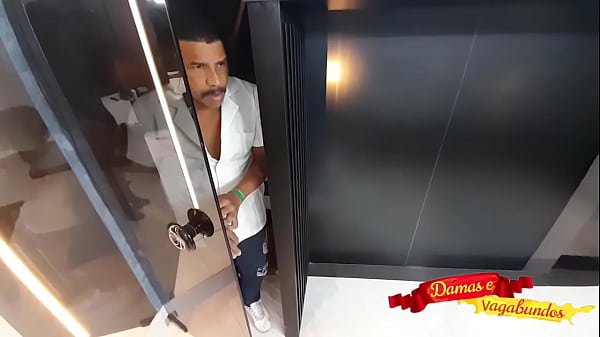 Camareiro de hotel pega h&oacute_spede desprevenida
