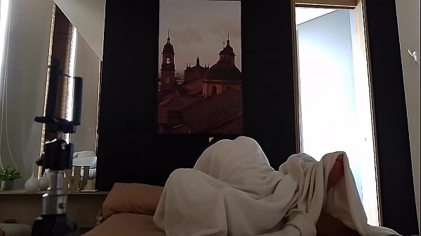 Me pide que ponga la sabana para que la pueda follar por el co&ntilde_o en misionero ,le hago el amor de forma rom&aacute_ntica porque ella es muy sexy, una rica pareja caliente terminan teniendo sexo rom&aacute_ntico en un motel bajo la cobija