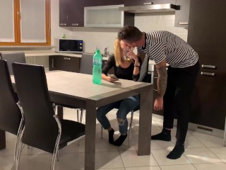 Il fratellastro la provoca e la chiama amore. Pecorina sul tavolo. Dialogo ITA. Black Ankle socks