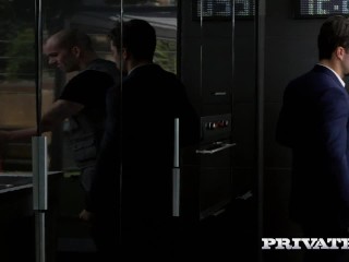 Susi Gala развлекается с двумя членами