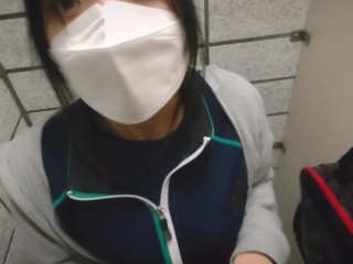 【個人撮影】女子学生マネージャーが公園のトイレで秘密のご褒美！口内大量射精と大量中出し！！！ 日本人 素人  野外 声我慢 部活 フェラ 手コキ カップル