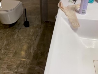 A young pervert looked at his stepmother in the shower