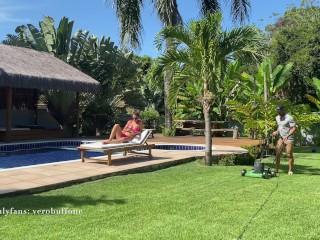 Mi jardinero es inutil, pero le gusta follarme bien duro mientras mi marido descansa