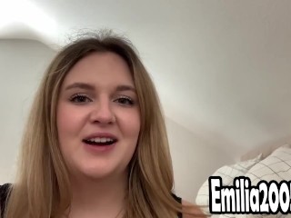 18 jähriges molliges Teen fickt sich das erste Mal bin zum Squirt!.