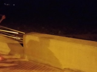 Sesso in spiaggia pubblica (con guardone)