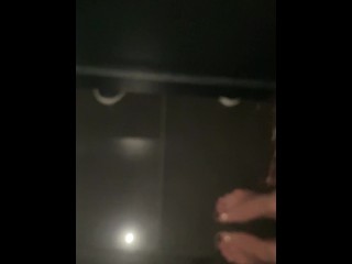 Marido corno liberou a esposa pra foder na cabine da festa de swing