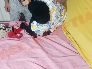 ماسك ذلة على ام صاحبو المحجبة وكل ما ينيك يصورها بالحجاب و بصوت وااضح تترجاه فيجيب لبنو مرتين