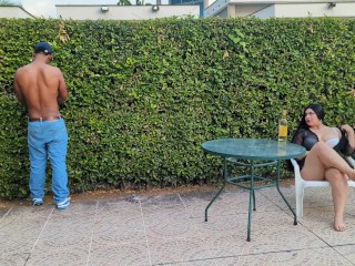 Antonella tiene sexo interracial con su jardinero en la piscina