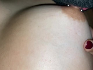 Mi niñera perversa quiere TIJERAS luego de lamerle el toto sudado