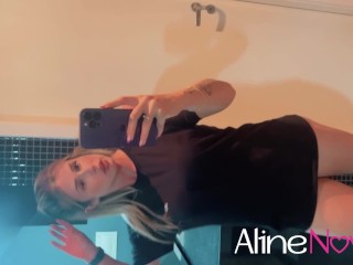 Ano novo sozinha a loira gostosa se divertiu com suas lindas mãos - Aline Novak