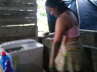 le hago sexo oral a la campesina de la finca mientras hace sus labores